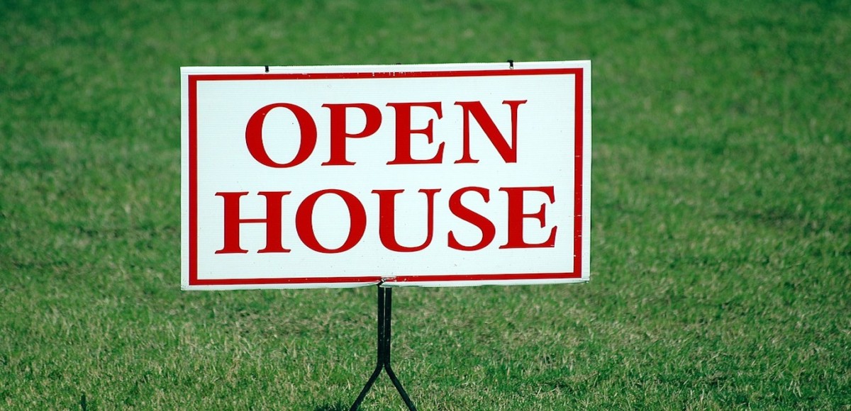Open house sign placed on front lawn
